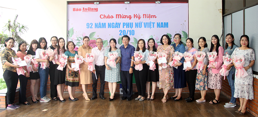 Báo An Giang họp mặt nữ cán bộ, phóng viên, nhân viên kỷ niệm 92 năm thành lập Hội Liên hiệp Phụ nữ Việt Nam