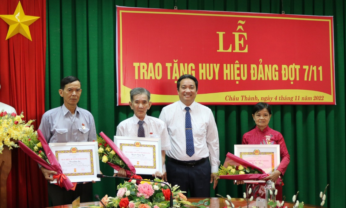 Ban Thường vụ Huyện ủy Châu Thành trao huy hiệu Đảng đợt 7/11