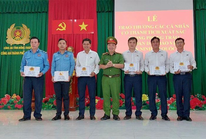 Đồng Tháp: Khen thưởng quần chúng trong vụ cướp ngân hàng 1,75 tỷ đồng