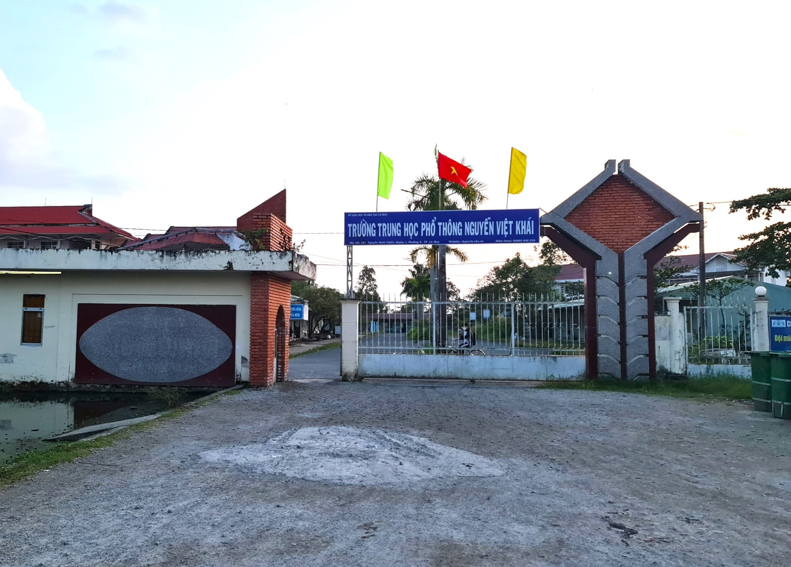 Cà Mau: Một nam sinh bị chém gần cổng trường