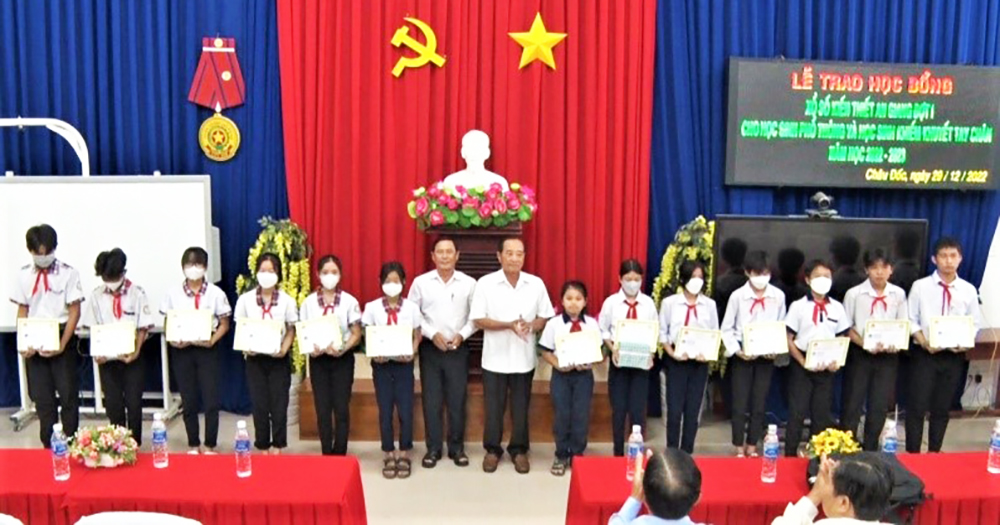 Trao 114 suất Học bổng Xổ số kiến thiết An Giang cho học sinh ở TP. Châu Đốc