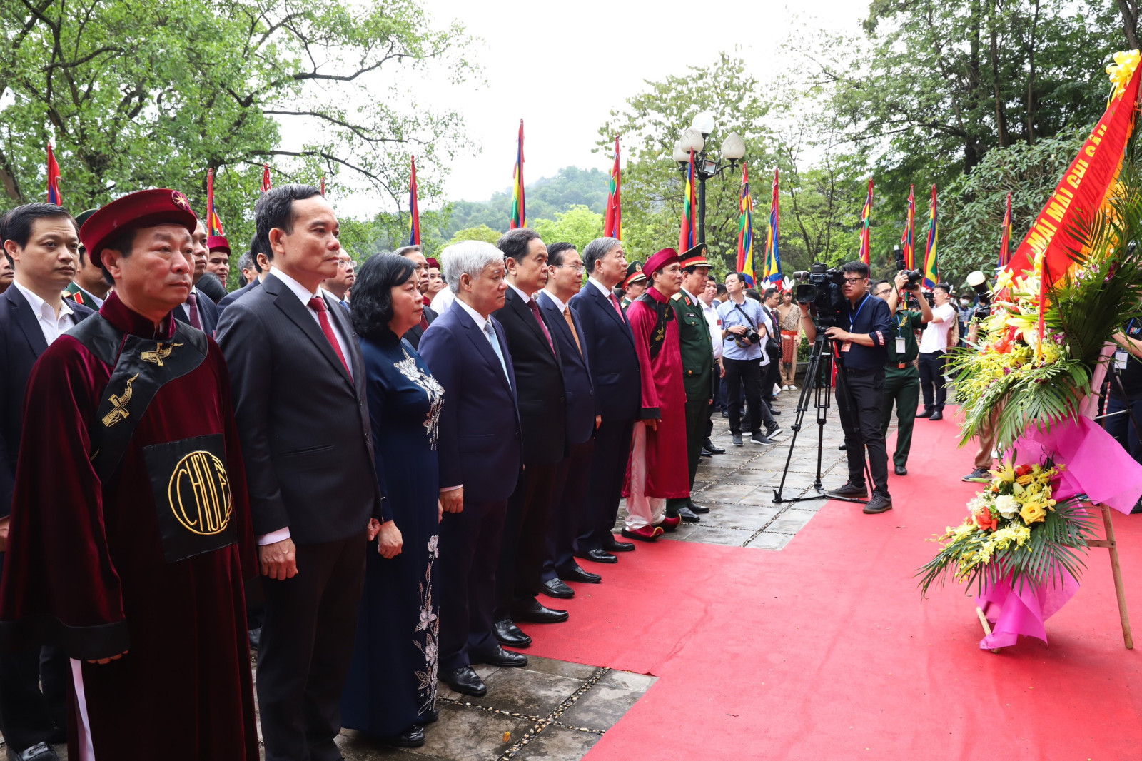 Chủ tịch nước Võ Văn Thưởng dâng hương tưởng niệm các Vua Hùng
