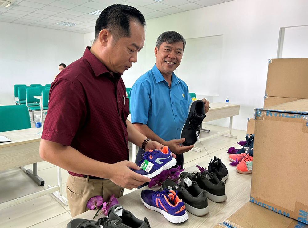Liên đoàn Lao động tỉnh An Giang tiếp nhận 10.786 giầy thể thao nhãn hiệu Decathlon cho đoàn viên, người lao động