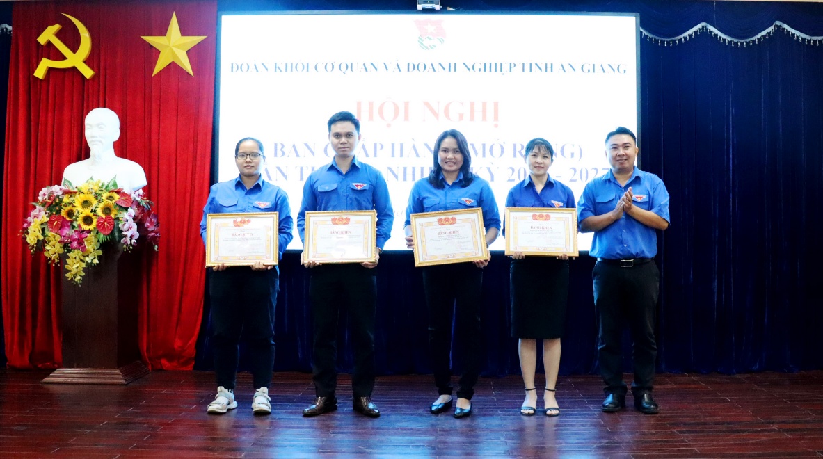 Đoàn khối Cơ quan và Doanh nghiệp tỉnh An Giang "92 ngày tiết kiệm" 40,9 triệu đồng giúp đỡ học sinh nghèo
