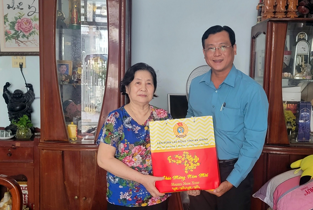 Liên đoàn Lao động tỉnh An Giang thăm, tặng quà Mẹ Việt Nam Anh hùng và nguyên lãnh đạo công đoàn tỉnh qua các thời kỳ