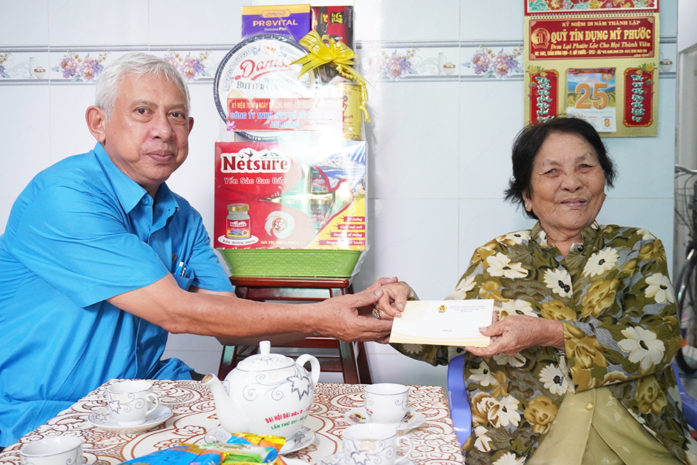 Liên đoàn Lao động tỉnh An Giang thăm, tặng quà Mẹ Việt Nam Anh hùng và nguyên lãnh đạo công đoàn tỉnh qua các thời kỳ