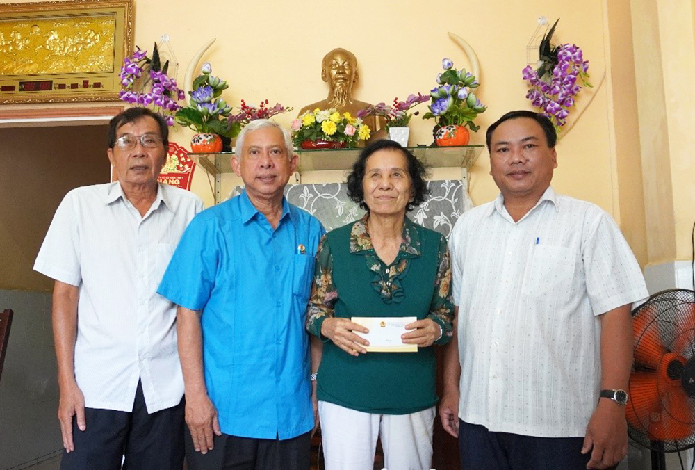 Liên đoàn Lao động tỉnh An Giang thăm, tặng quà Mẹ Việt Nam Anh hùng và nguyên lãnh đạo công đoàn tỉnh qua các thời kỳ