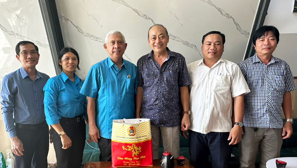 Liên đoàn Lao động tỉnh An Giang thăm, tặng quà Mẹ Việt Nam Anh hùng và nguyên lãnh đạo công đoàn tỉnh qua các thời kỳ