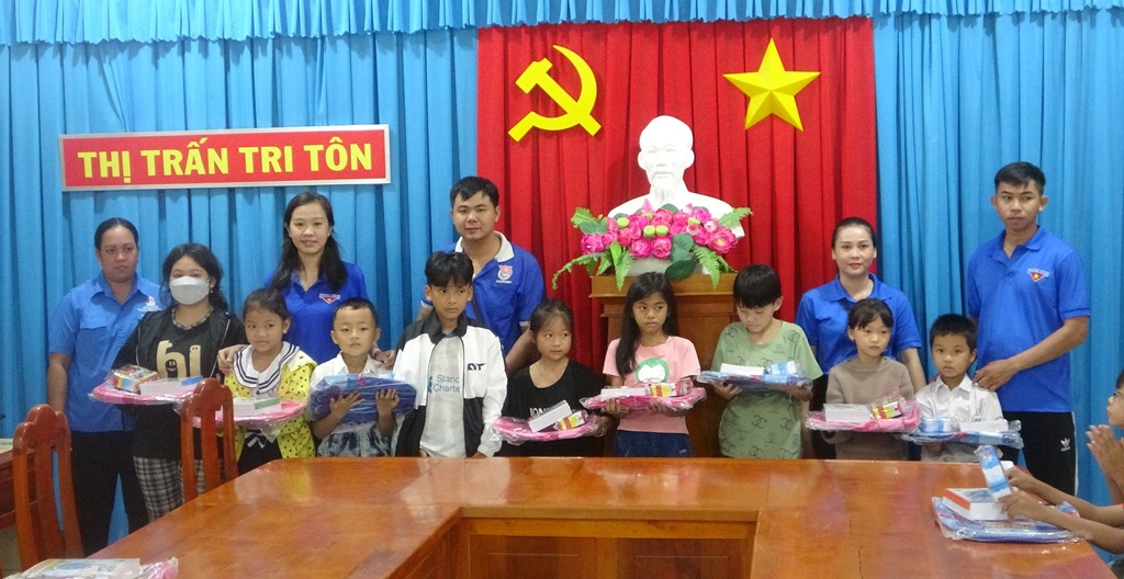 Tạo sân chơi hè cho trẻ em thị trấn Tri Tôn