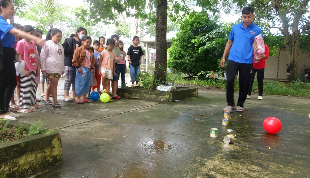 Tạo sân chơi hè cho trẻ em thị trấn Tri Tôn