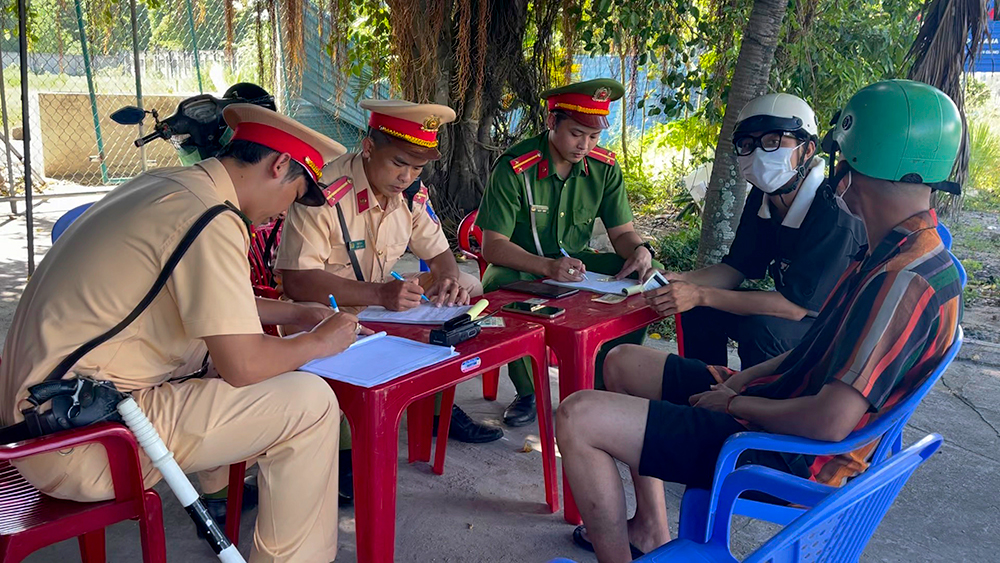 Công an các địa phương ở An Giang ra quân đảm bảo trật tự, an toàn giao thông