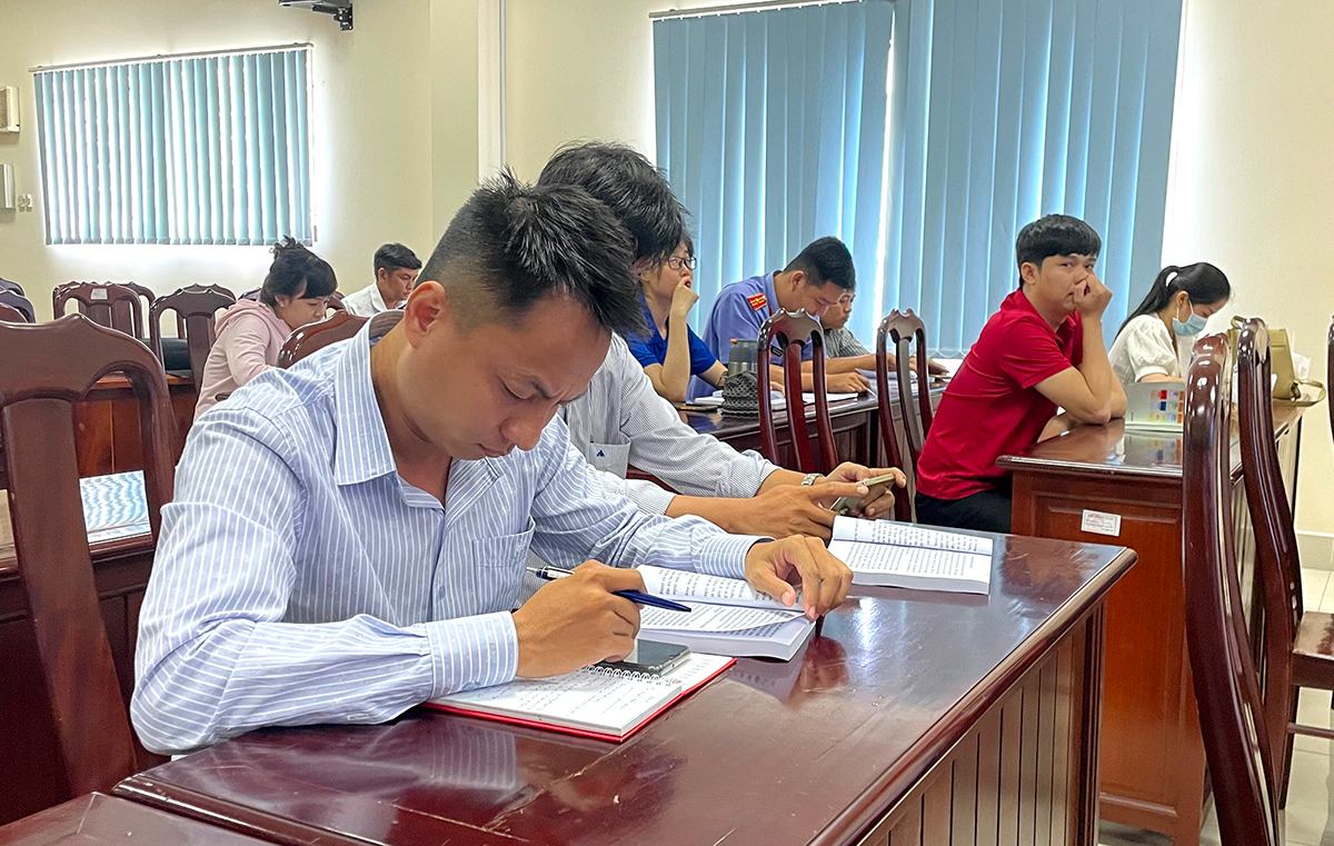 Khai giảng lớp Bồi dưỡng lý luận chính trị dành cho đảng viên mới