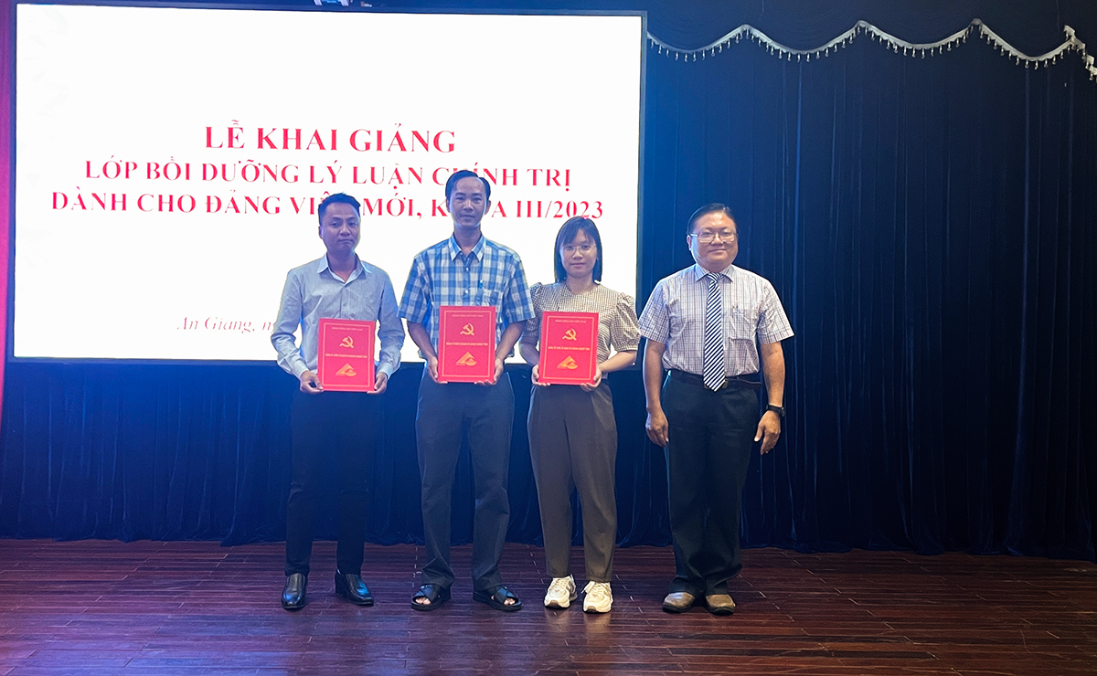 Khai giảng lớp Bồi dưỡng lý luận chính trị dành cho đảng viên mới