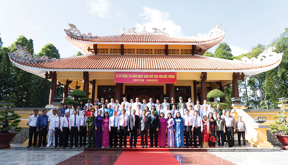 Lãnh đạo tỉnh và các đại biểu chụp ảnh lưu niệm tại Đền thờ Chủ tịch Tôn Đức Thắng