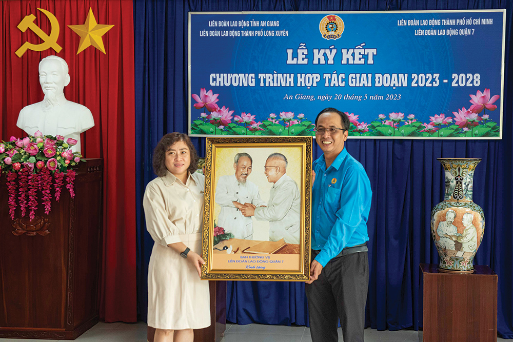 Liên đoàn Lao động quận 7 (TP. Hồ Chí Minh) tặng bức tranh Bác Hồ với Bác Tôn cho Khu lưu niệm Chủ tịch Tôn Đức Thắng