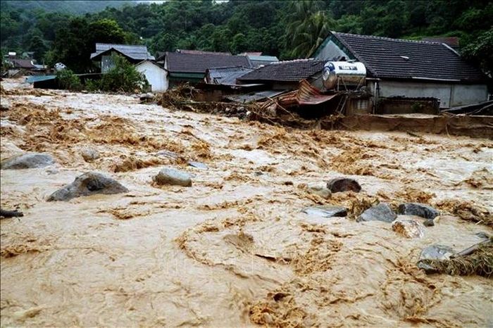 Khẩn trương ứng phó mưa lớn, ngập lụt, nguy cơ lũ quét, sạt lở