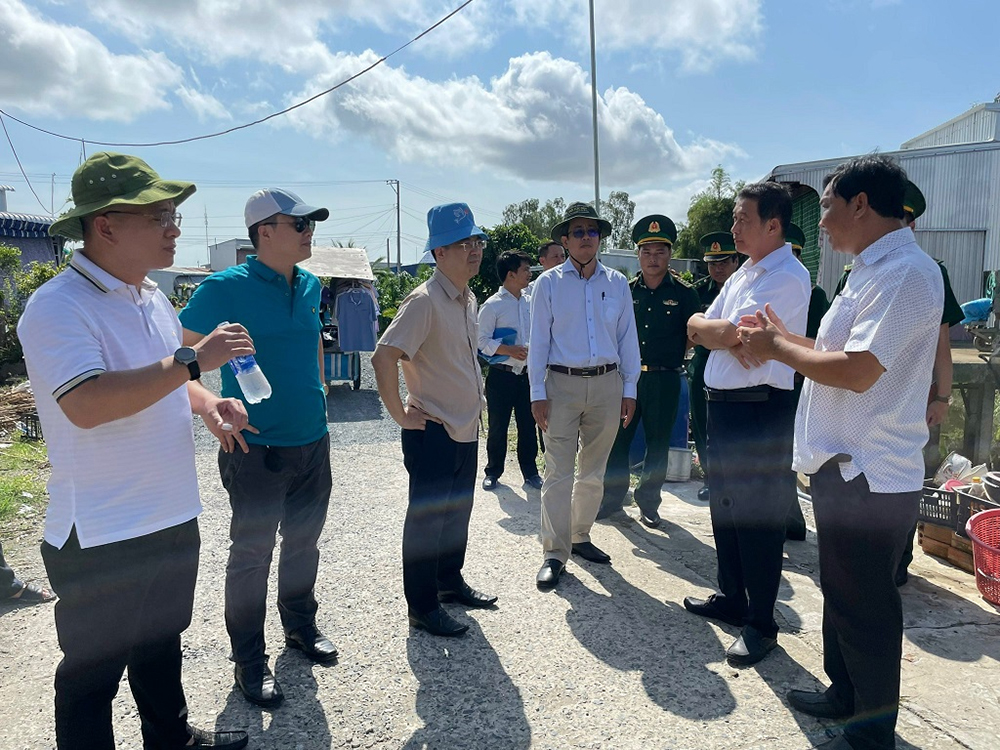 Bộ Thông tin và Truyền thông khảo sát địa điểm dự kiến thiết lập cụm thông tin điện tử ở khu vực Cửa khẩu Vĩnh Hội Đông