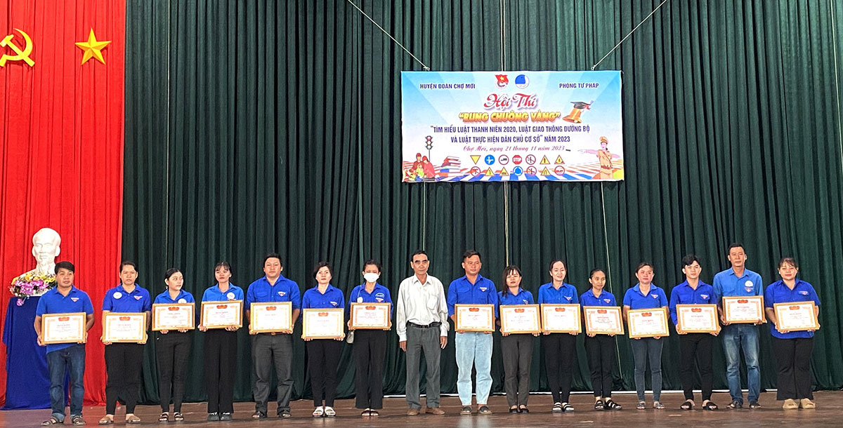 Hội thi rung chuông vàng “Tìm hiểu Luật Thanh niên 2020, Luật Giao thông đường bộ và Luật Thực hiện dân chủ cơ sở”