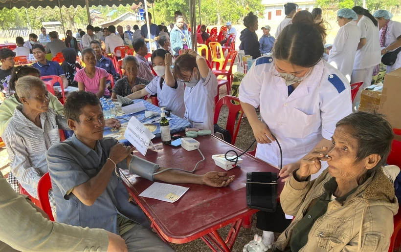 Các bác sỹ thăm khám sức khỏe cho những người dân có hoàn cảnh khó khăn tại tỉnh Khammouan. (Ảnh: TTXVN phát) 