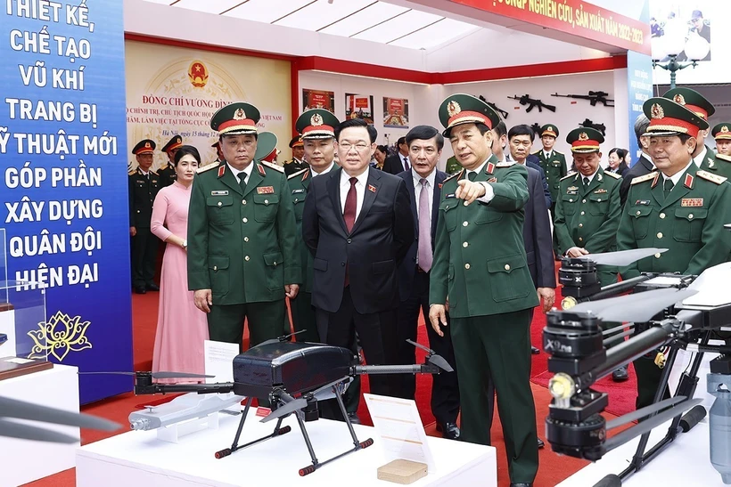 Chủ tịch Quốc hội Vương Đình Huệ tham quan khu trưng bày các sản phẩm công nghiệp quốc phòng. (Ảnh: Doãn Tấn/TTXVN)