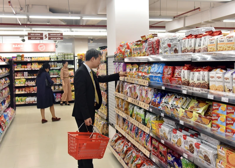 Người tiêu dùng mua hàng tại siêu thị Fujimart Hà Nội. (Ảnh TUỆ NGHI) 