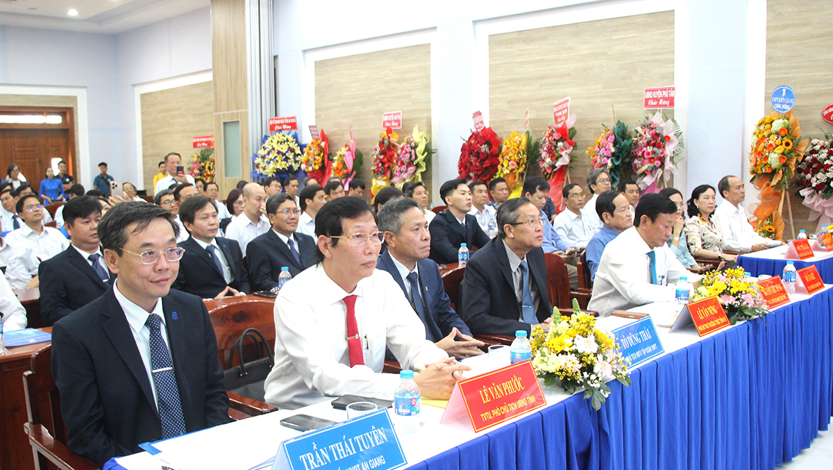 VNPT An Giang đón nhận Huân chương Lao động hạng Nhất