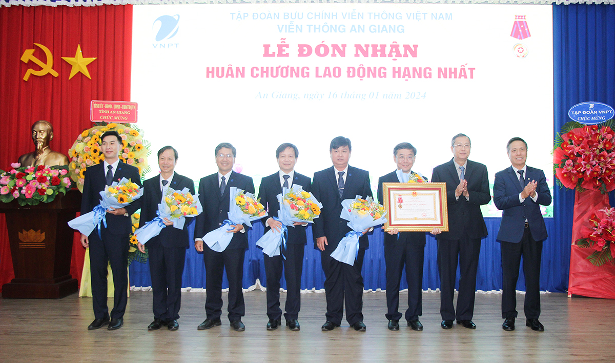 VNPT An Giang đón nhận Huân chương Lao động hạng Nhất