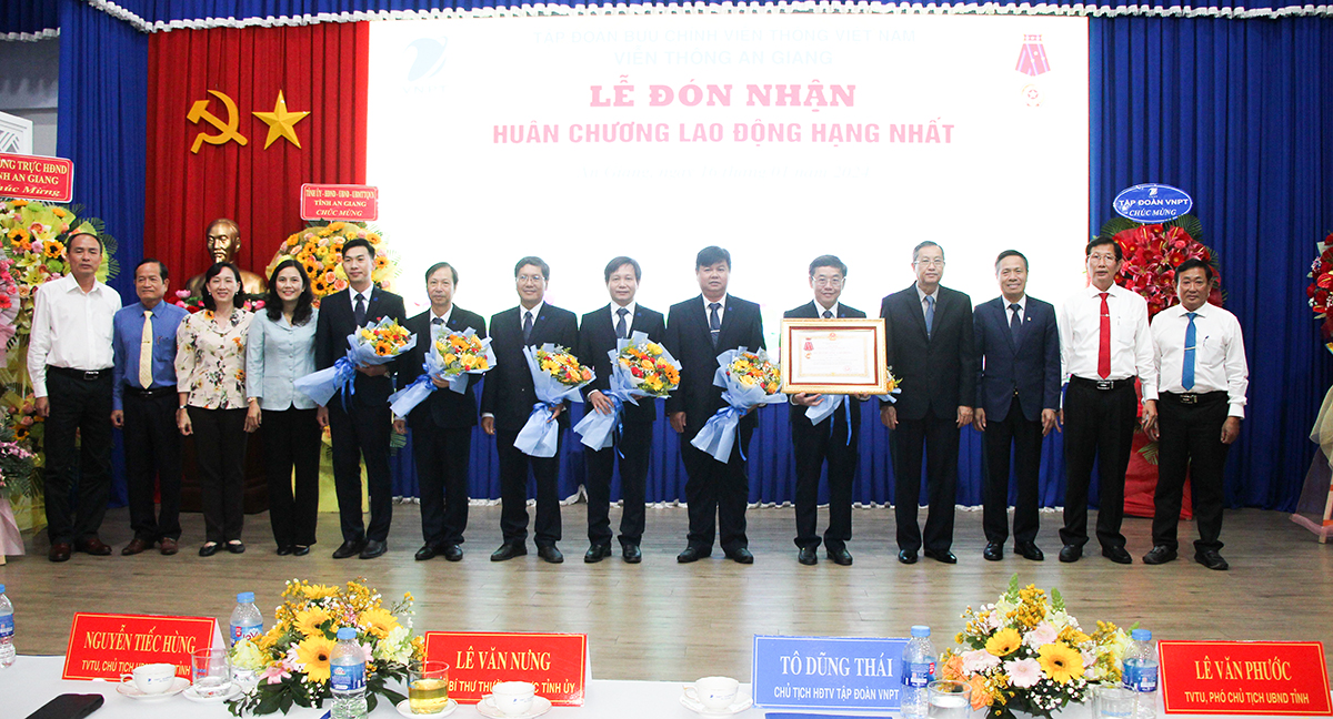VNPT An Giang đón nhận Huân chương Lao động hạng Nhất