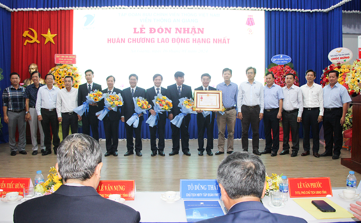 VNPT An Giang đón nhận Huân chương Lao động hạng Nhất