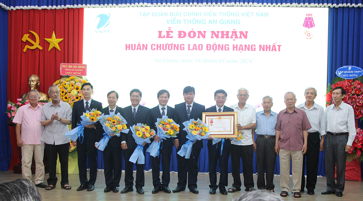 VNPT An Giang đón nhận Huân chương Lao động hạng Nhất