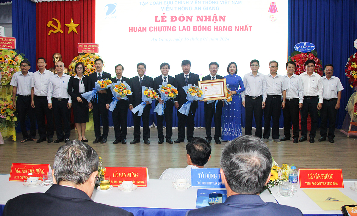 VNPT An Giang đón nhận Huân chương Lao động hạng Nhất