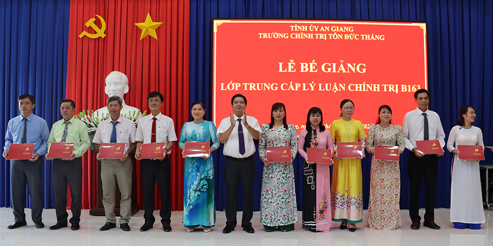 Trao 75 chứng chỉ Trung cấp Lý luận chính trị lớp B163