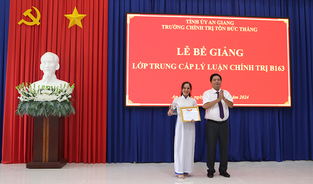 Trao 75 chứng chỉ Trung cấp Lý luận chính trị lớp B163