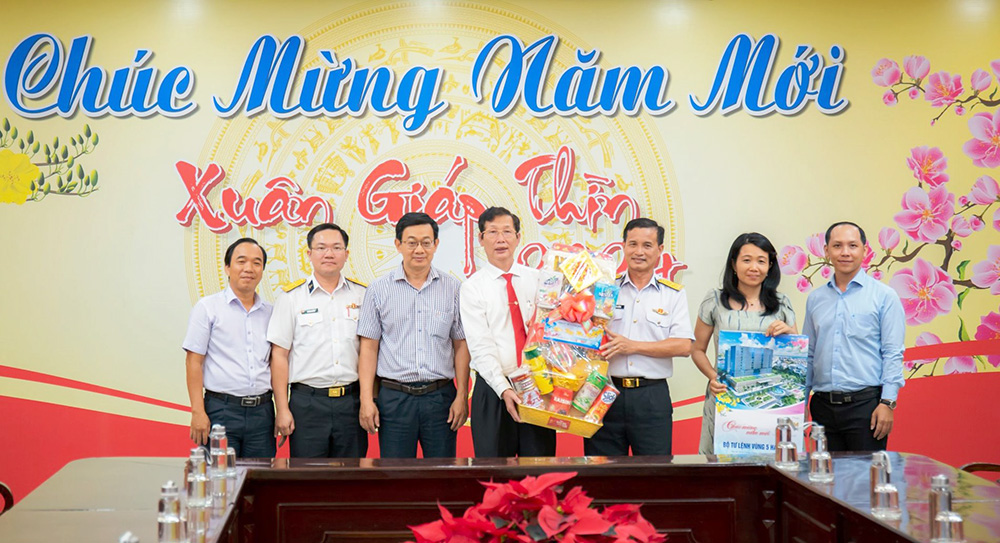 Bộ Tư lệnh Vùng 5 Hải quân chúc Tết UBND tỉnh An Giang