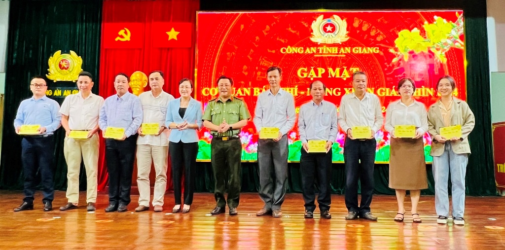 Công an An Giang gặp mặt các cơ quan báo chí, nhân dịp Xuân Giáp Thìn 2024