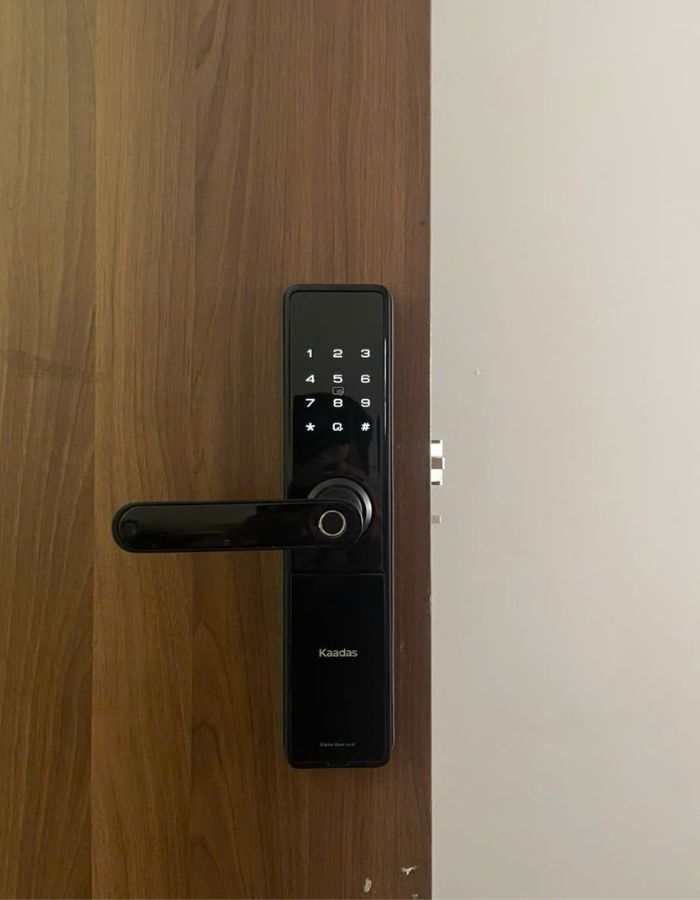 A black electronic door handleDescription automatically generated