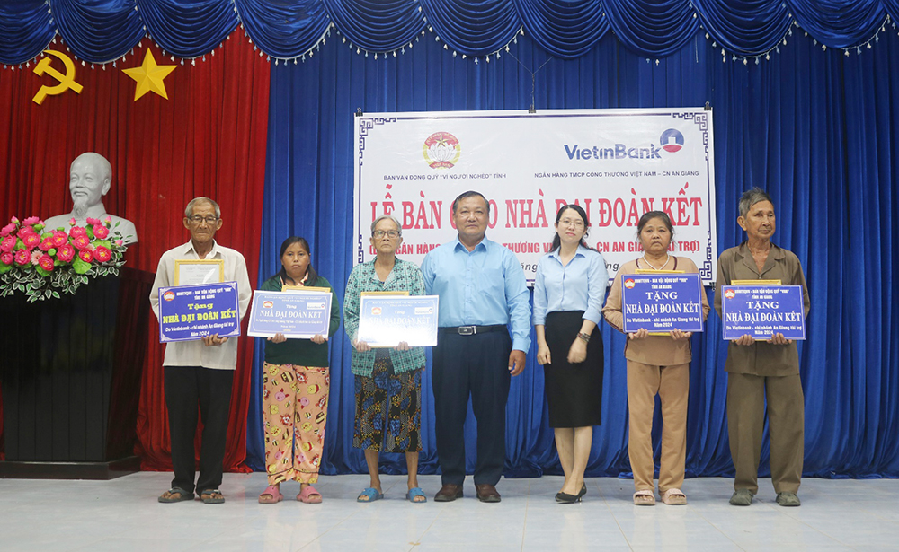 Châu Thành bàn giao 10 căn nhà Đại đoàn kết