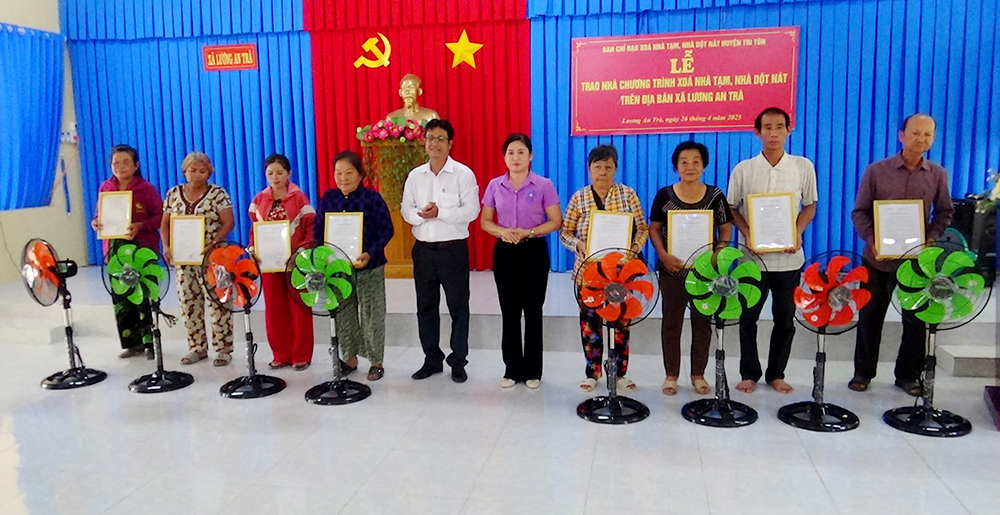 Xã Lương An Trà bàn giao 24 căn nhà thuộc Chương trình xóa nhà tạm, nhà dột nát