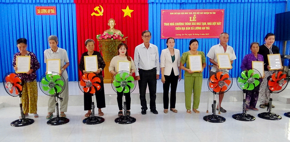 Xã Lương An Trà bàn giao 24 căn nhà thuộc Chương trình xóa nhà tạm, nhà dột nát