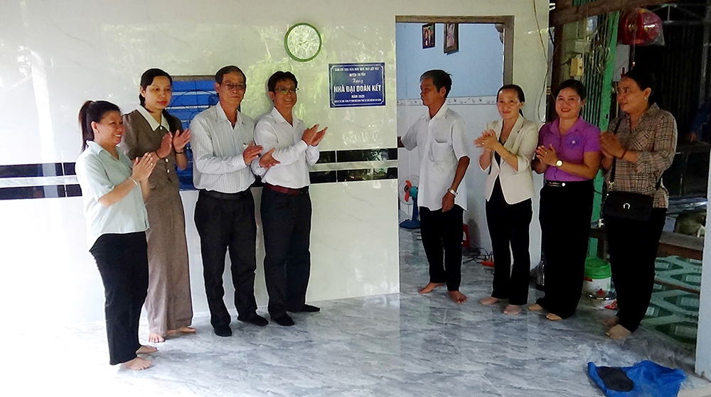 Xã Lương An Trà bàn giao 24 căn nhà thuộc Chương trình xóa nhà tạm, nhà dột nát