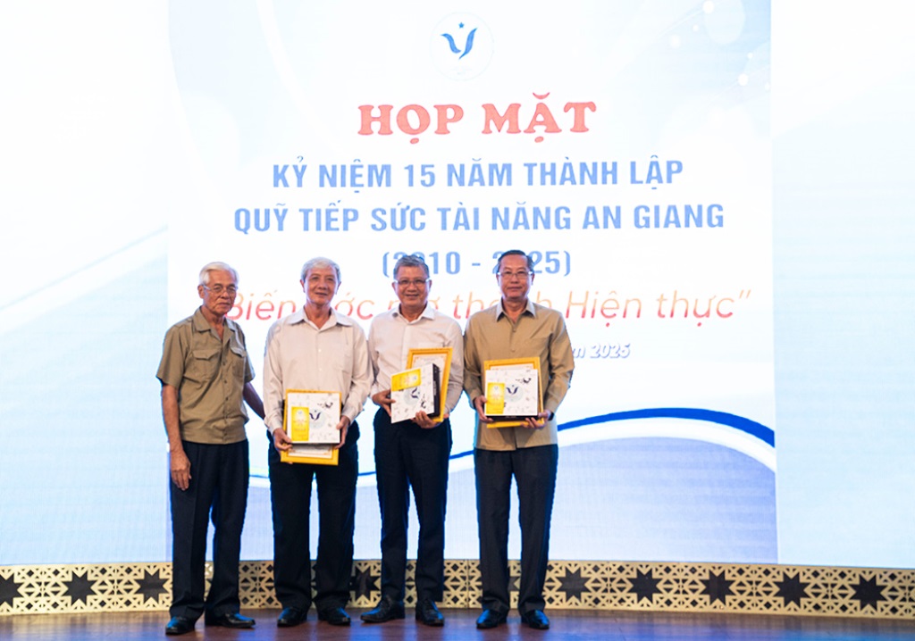 Họp mặt kỷ niệm 15 năm thành lập Quỹ Tiếp sức tài năng An Giang