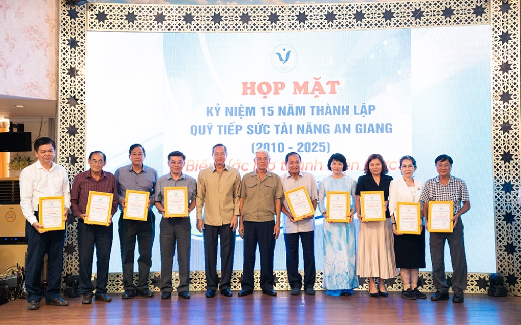Họp mặt kỷ niệm 15 năm thành lập Quỹ Tiếp sức tài năng An Giang