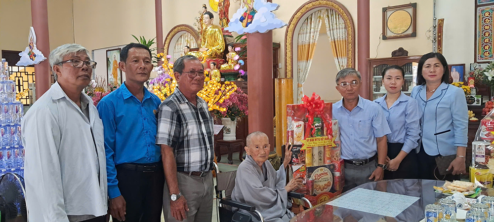 TP. Châu Đốc thăm, chúc mừng Đại lễ Phật Đản