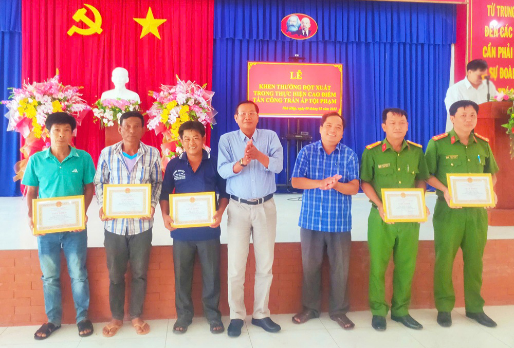 Xã Phú Hiệp khen thưởng đột xuất 6 cá nhân truy bắt nhanh đối tượng trộm xe mô tô