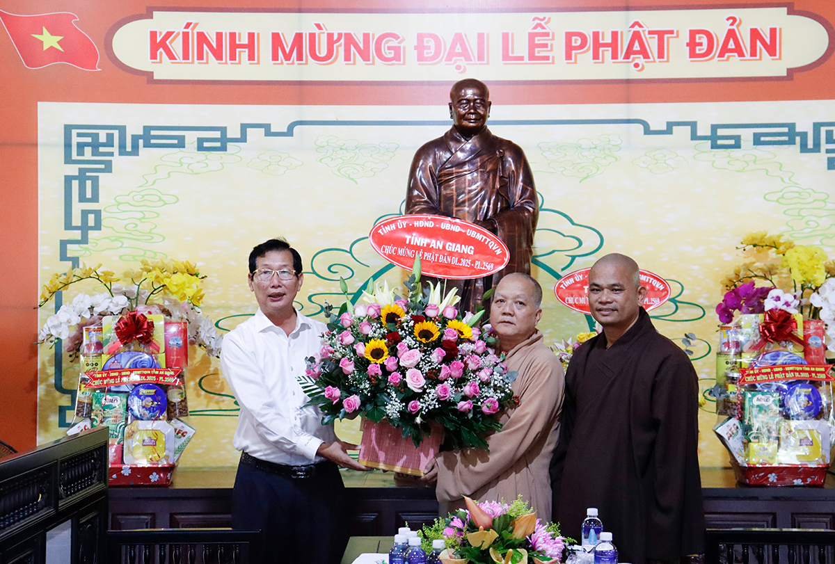 Lãnh đạo tỉnh thăm, chúc mừng Đại lễ Phật đản năm 2025