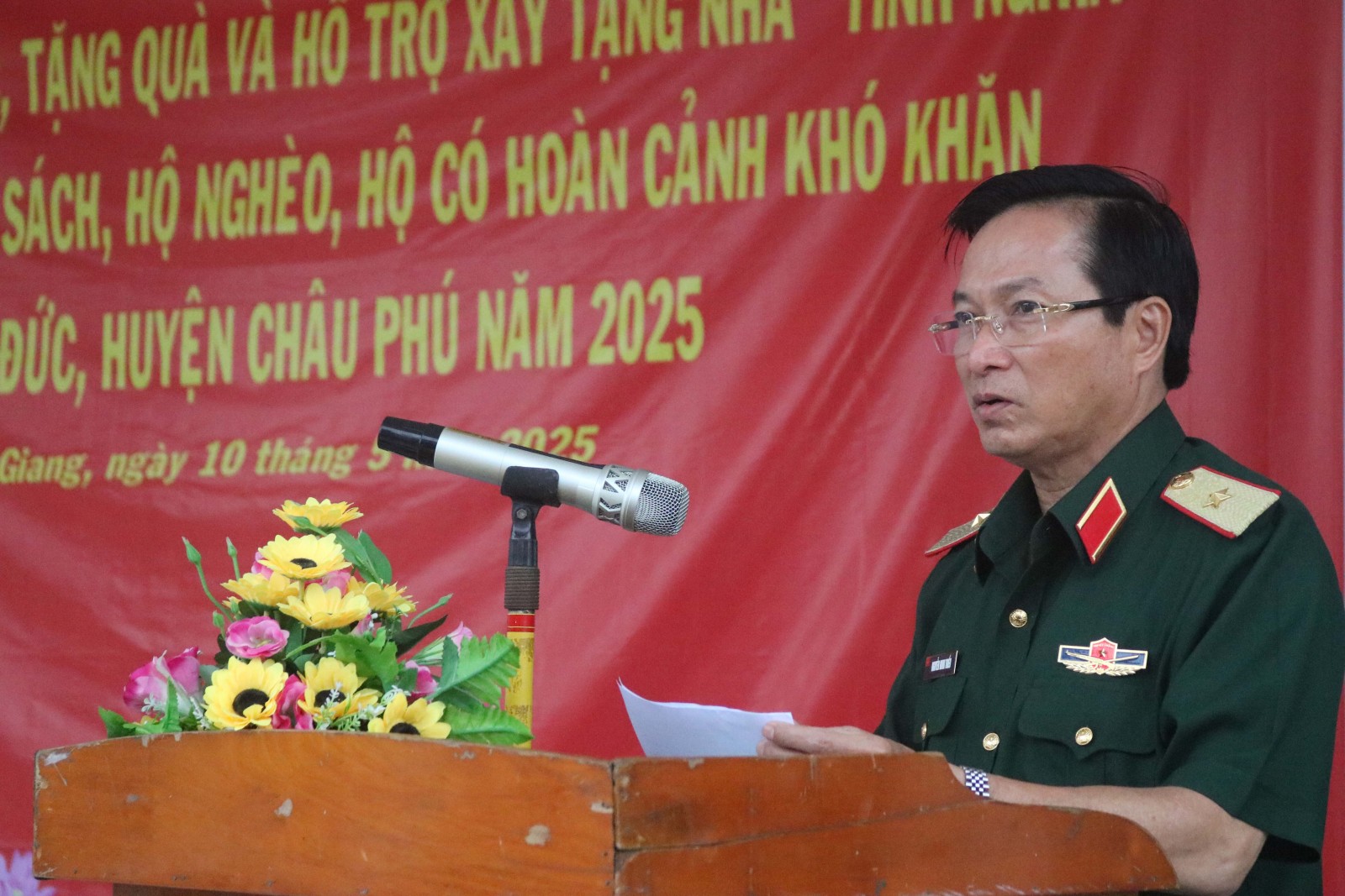 400 hộ nghèo, gia đình chính sách huyện Châu Phú được khám bệnh miễn phí