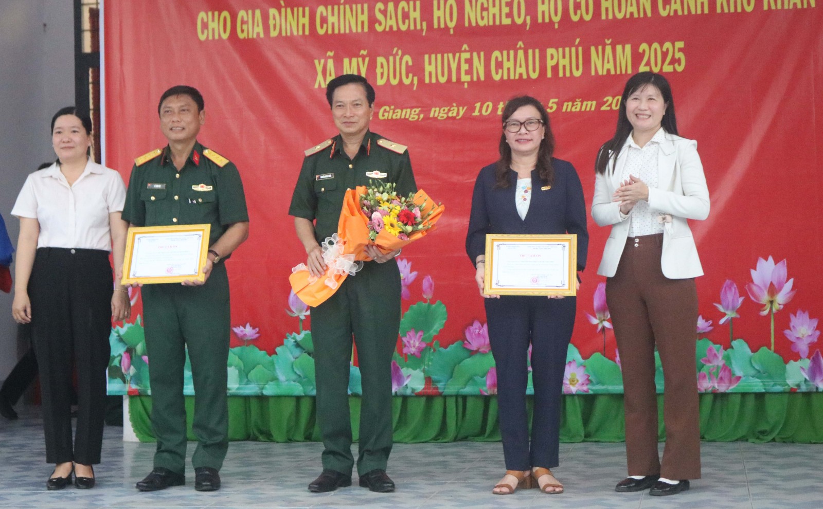 400 hộ nghèo, gia đình chính sách huyện Châu Phú được khám bệnh miễn phí