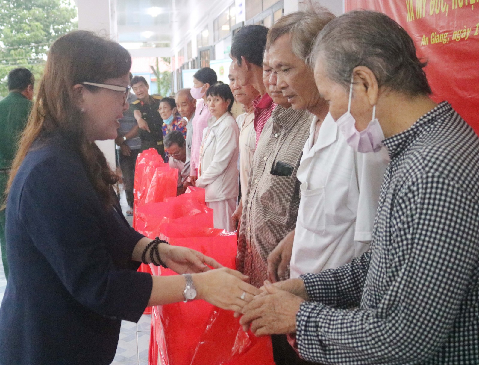 400 hộ nghèo, gia đình chính sách huyện Châu Phú được khám bệnh miễn phí