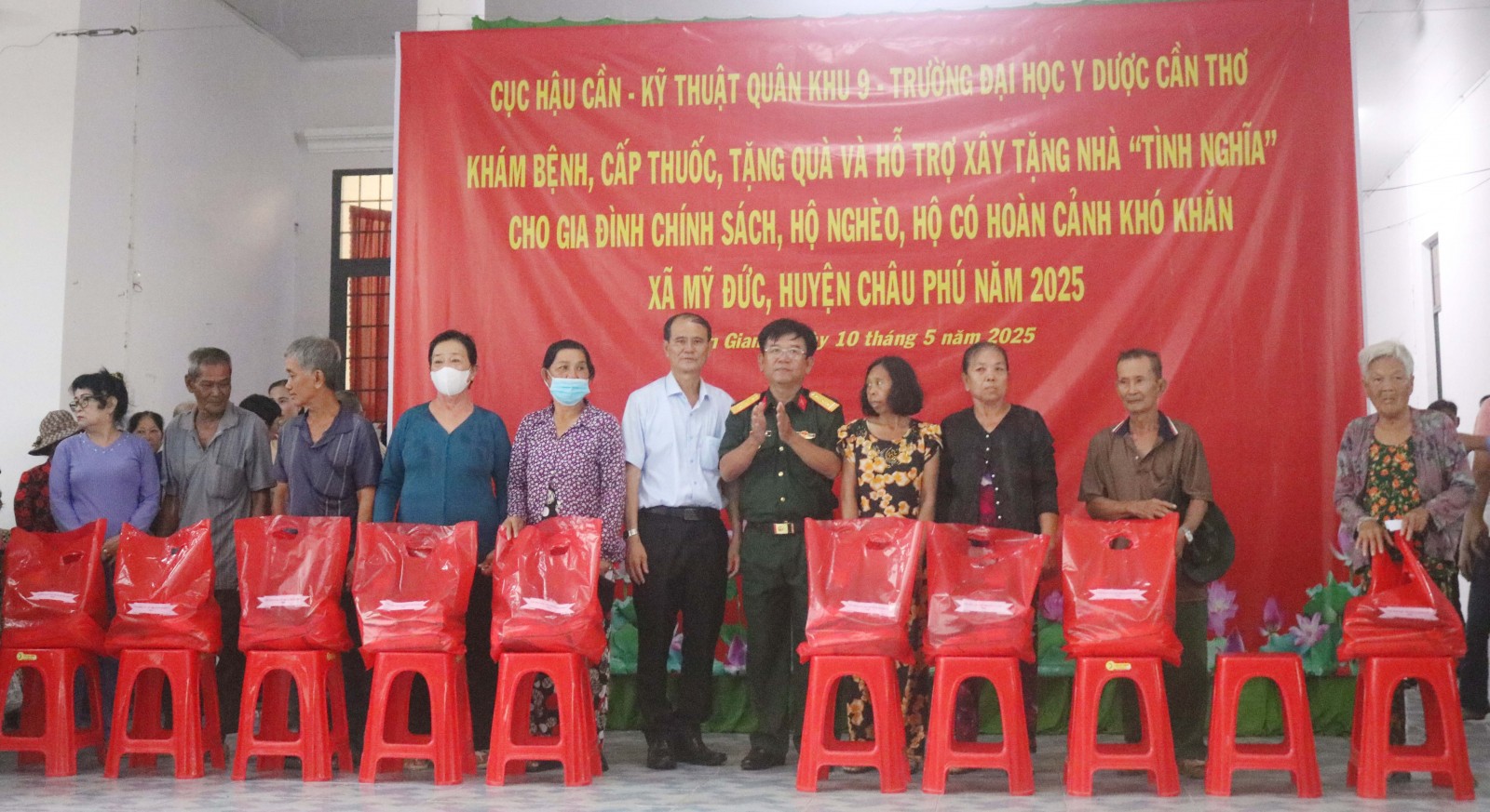 400 hộ nghèo, gia đình chính sách huyện Châu Phú được khám bệnh miễn phí