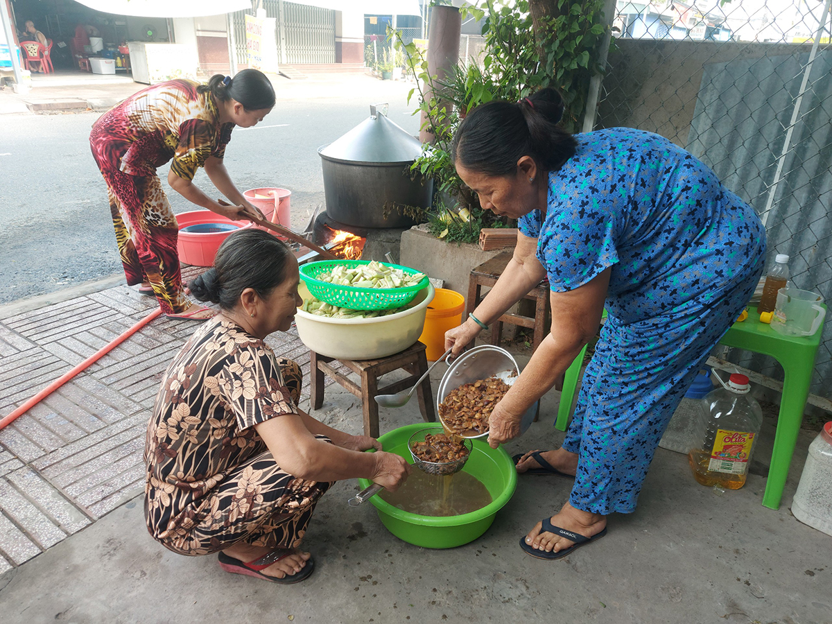 Ấm tình san sẻ ở bếp ăn “0 đồng”